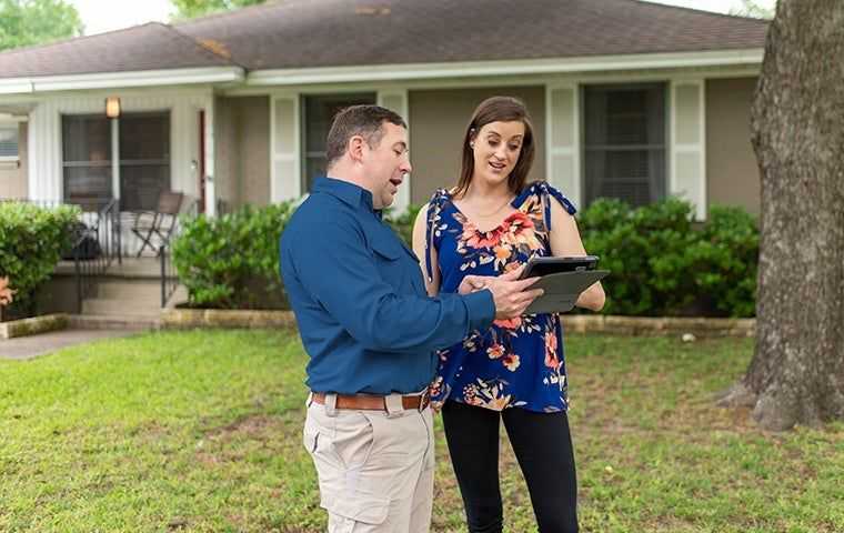 a friendly tech talking with a homeowner